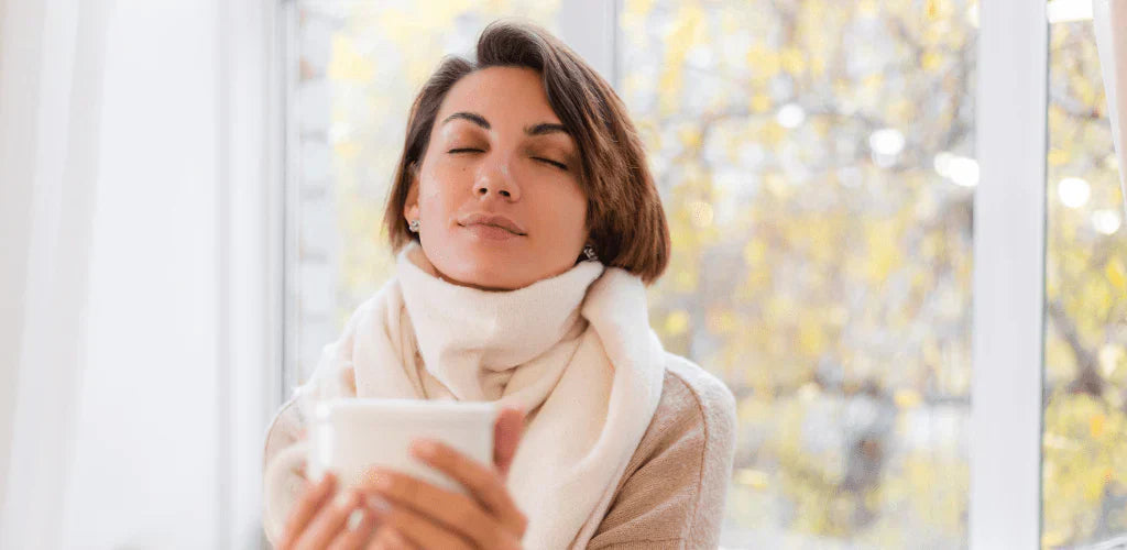 Femme tenant une tasse pour illustrer comment prendre le zinc au quotidien