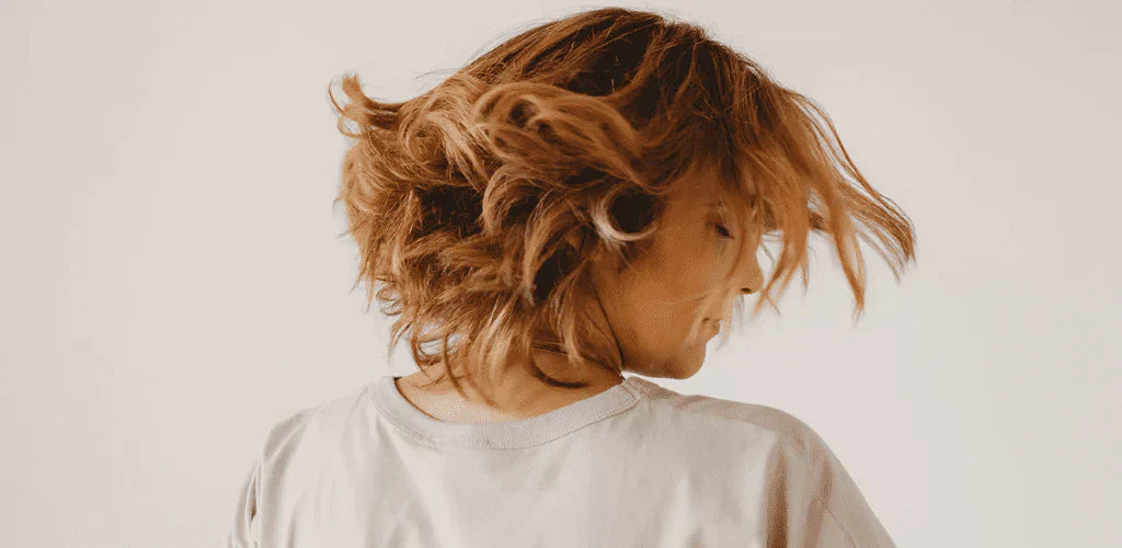 Femme aux cheveux en mouvement pour illustrer les contre-indications du collagène