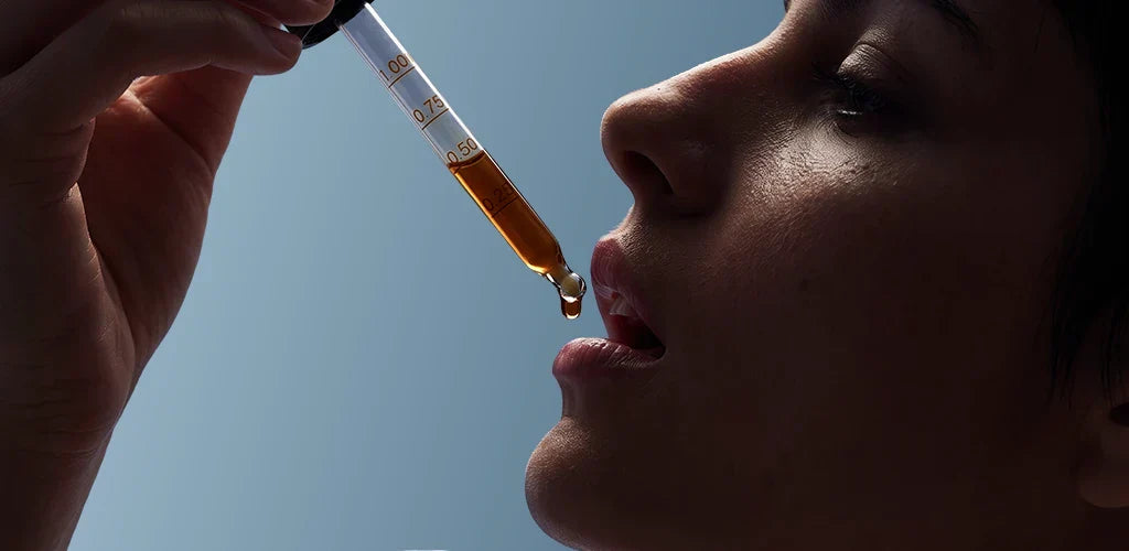 Flacon de mélatonine posé sur une table de nuit, illustrant la prise de mélatonine, la dépendance possible et la dose quotidienne recommandée.