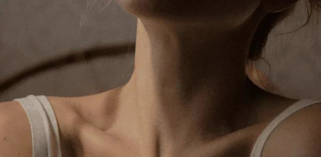 Gros plan du cou pour illustrer le lien entre ashwagandha et hypothyroïdie