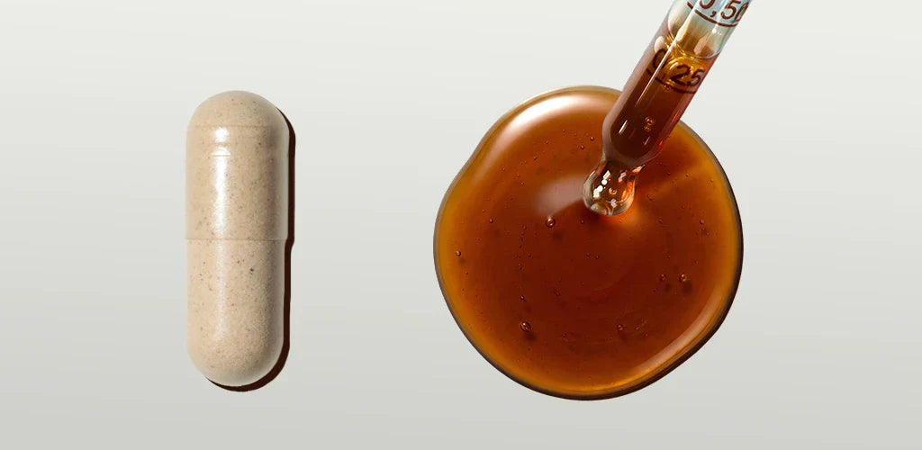 Flacon de mélatonine liquide, comprimés de mélatonine et gummies de mélatonine présentés sur une table de nuit pour comparer les formats avant le coucher.