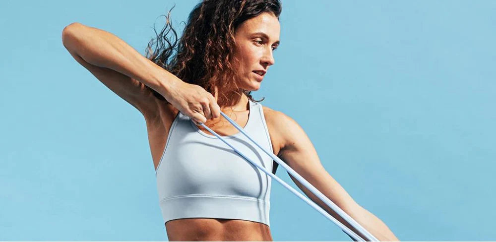 Sportif préparant sa routine de complémentation avec des oméga 3 pour soutenir la performance et la récupération musculaire.