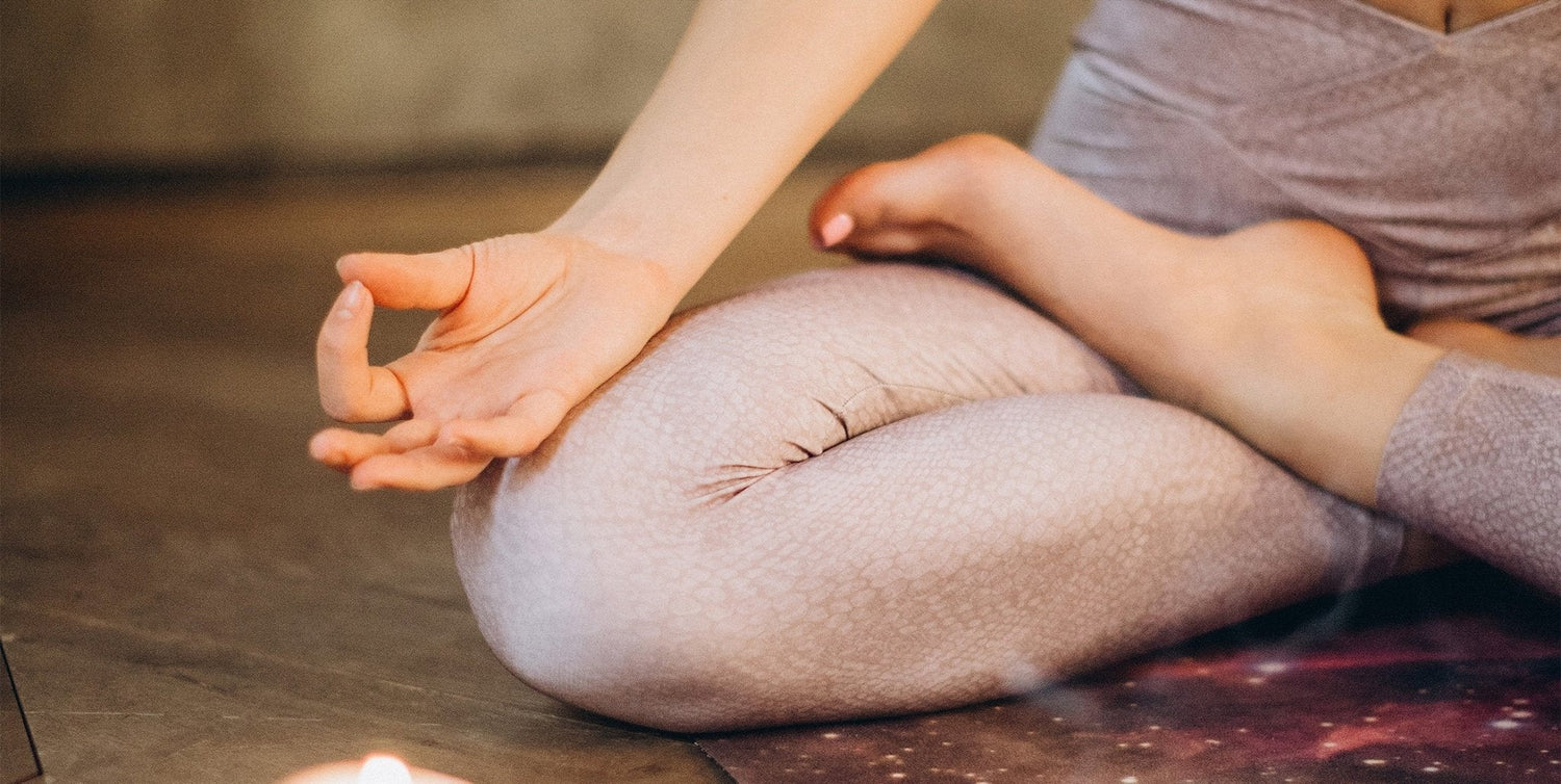 Personne en posture de méditation pour illustrer les propriétés et bienfaits de l’ashwagandha