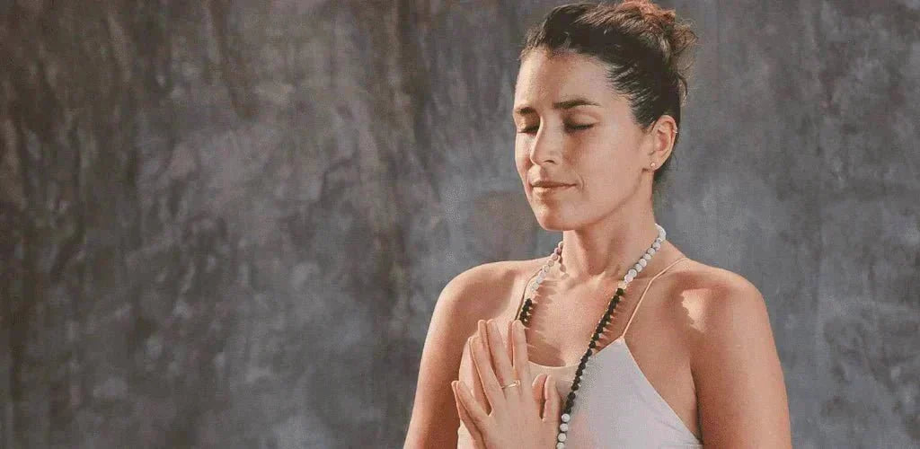 Alt text FR: Femme en méditation les yeux fermés pour illustrer l’ashwagandha et le bien-être naturel