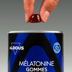 Prise de Mélatonine en gummies Aldous avec dose du complément