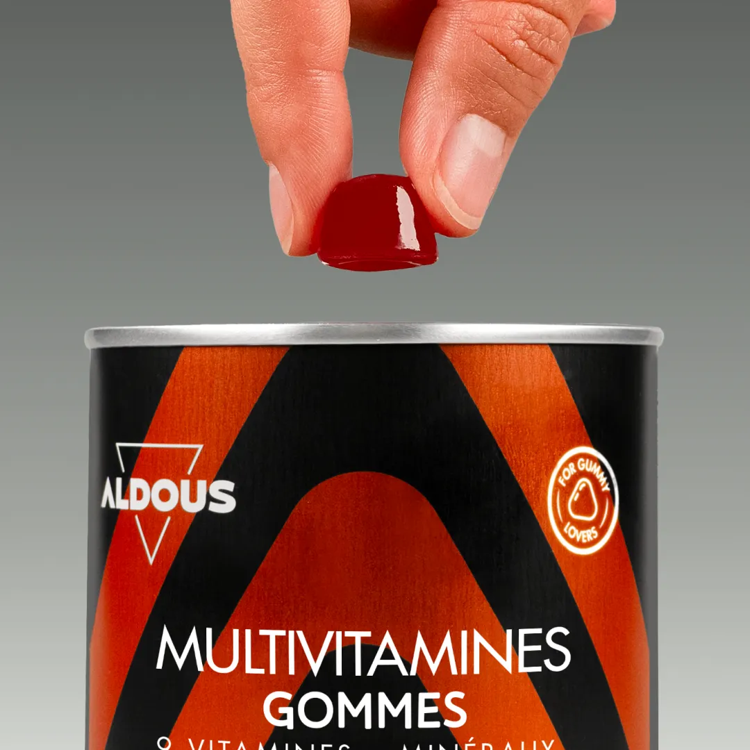 Prise de Multivitamines en gummies Aldous avec dose du complément