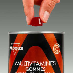 Prise de Multivitamines en gummies Aldous avec dose du complément
