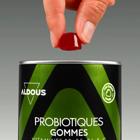 Prise de Probiotiques avec vitamines en gummies Aldous avec dose du complément